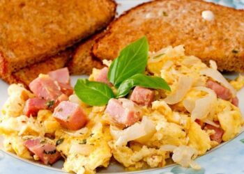 Revuelto de jamón, receta fácil y rápida para el desayuno o la cena