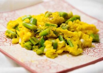 Revuelto de ajetes, receta fácil y rápida para un plato súper sabroso
