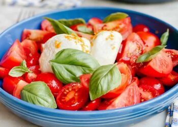 Ensalada de burrata, tomates y albahaca, receta fácil y rápida