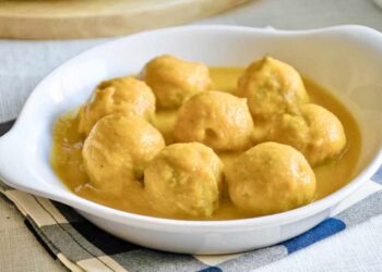 Albóndigas de pollo en salsa, receta fácil y deliciosa