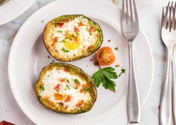 Aguacates rellenos de huevo en airfryer, receta fácil y súper sabrosa