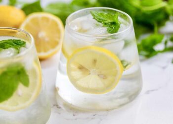 Agua de limón con menta, una bebida súper refrescante para mantenerte hidratado