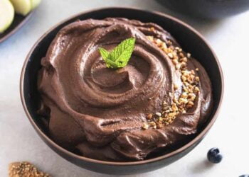 Crema de chocolate con 3 ingredientes, receta perfecta para decorar postres