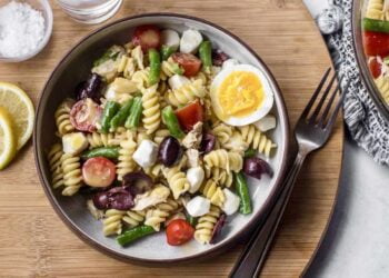 Ensalada de pasta y atún fría, ideal para llevar al trabajo
