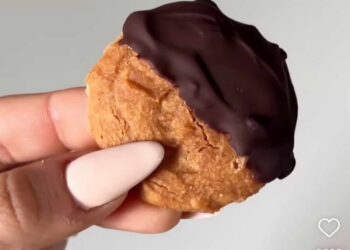 Las galletas virales al microondas con 3 ingredientes, bajas en calorías y en 3 minutos