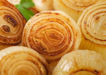 Cebollas asadas en airfryer, receta fácil y perfecta para una gran variedad de platos
