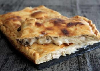 Empanada de pollo y setas, una receta fácil y súper sabrosa para un aperitivo perfecto