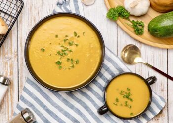 Crema de calabaza y calabacín, receta fácil y rápida para la cena
