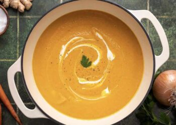 Crema de zanahoria y jengibre, receta ligera súper fácil y rápida de hacer