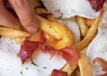 Huevos rotos con jamón en airfryer, receta fácil con menos grasa