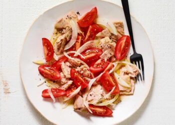 Ensalada de tomate y atún, receta fácil y rápida
