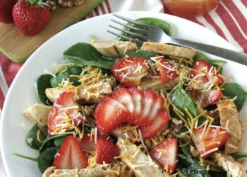 Ensalada de pollo a la parrilla, receta con base de espinacas, fresas y nueces