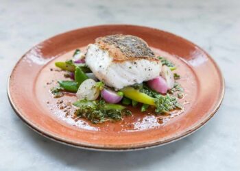 Lomos de merluza a la plancha, receta fácil y rápida con truco para que no se pegue