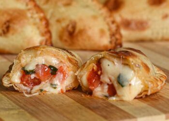 Empanadillas caprese, receta fácil y deliciosa en 15 minutos
