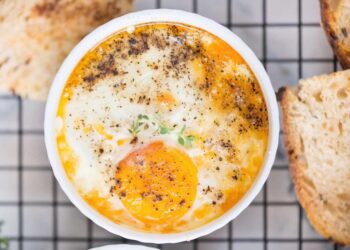 Huevos con tomate y mozzarella en airfryer, receta fácil y rápida para un entrante de diez