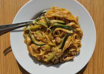 Tagliatelle con calabacín y salsa de soja, receta fácil y rápida