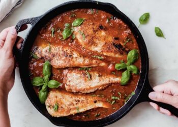 Pollo en salsa de tomate fácil, receta en 30 minutos y perfecta para arroz o pasta